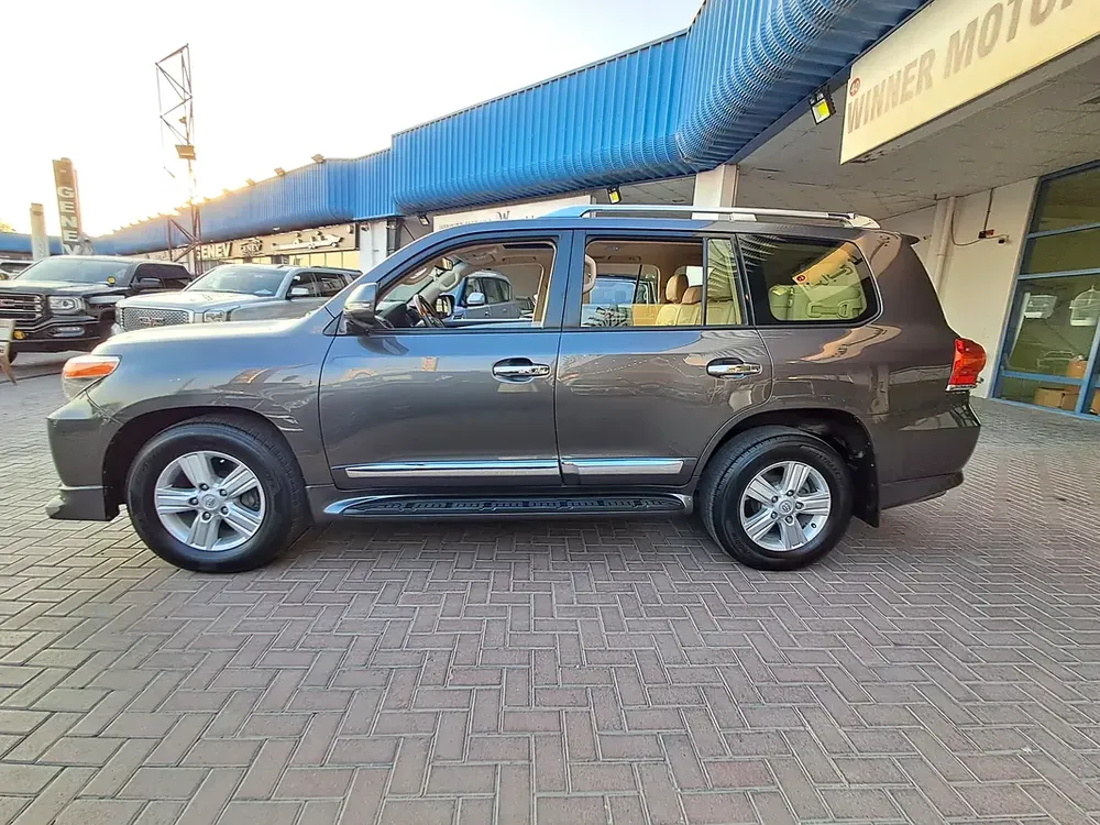 Toyota Land Cruiser GxR V6 Full Option Single Owner Used Very Well Maintained No Any Issue - Image 6