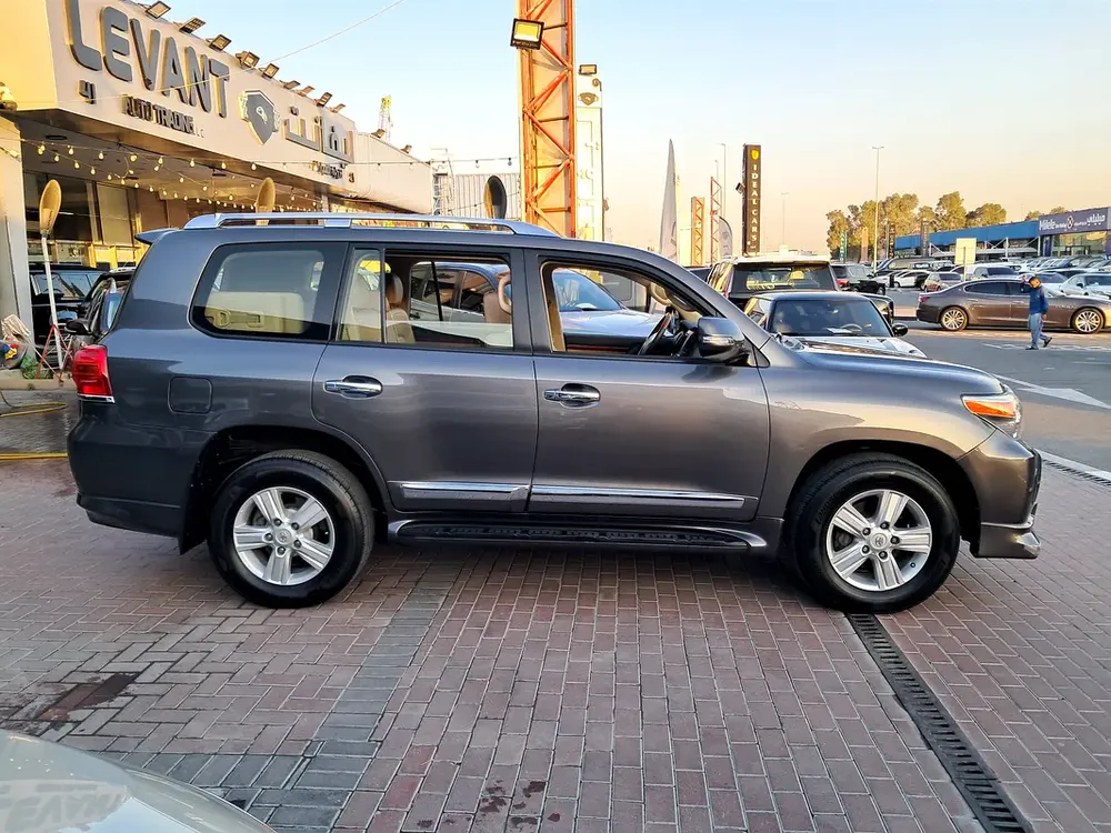 Toyota Land Cruiser GxR V6 Full Option Single Owner Used Very Well Maintained No Any Issue - Image 8