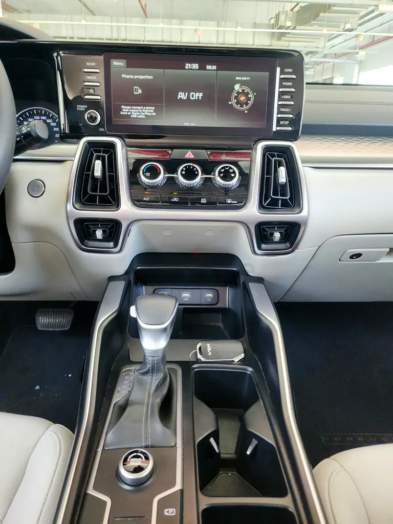 Kia Sorento 2023 GCC  2.5L  2FWD - Image 12
