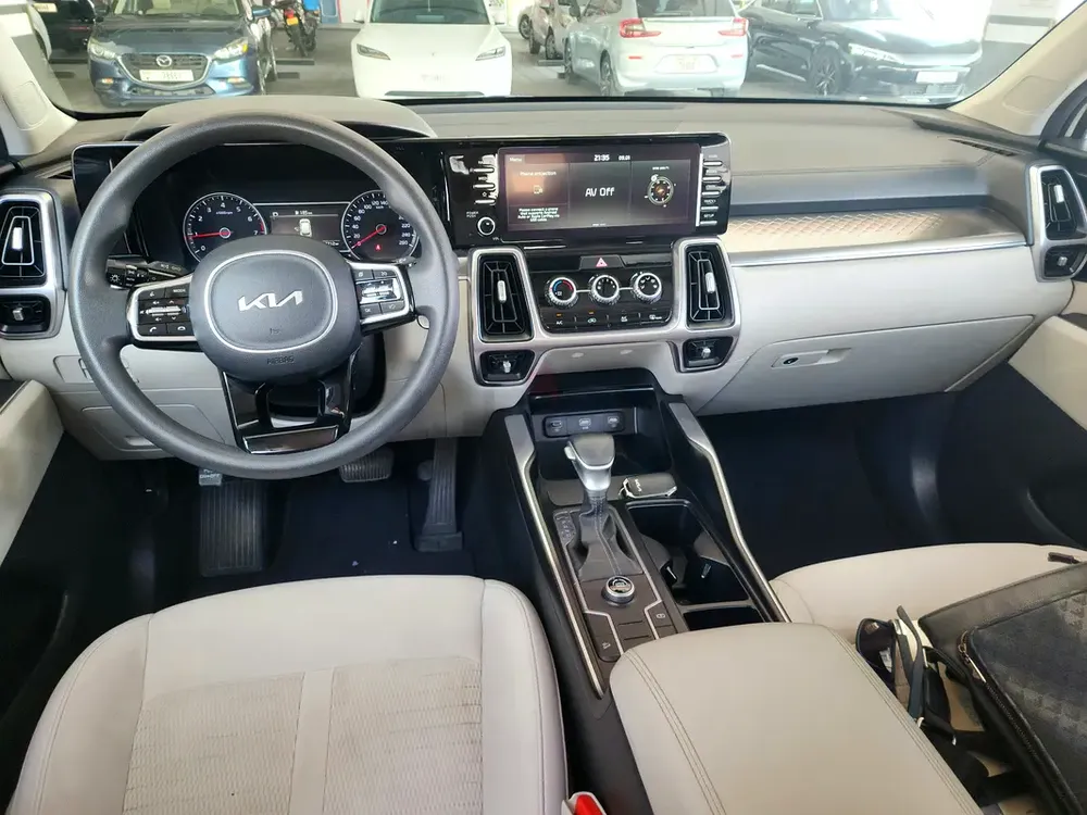 Kia Sorento 2023 GCC  2.5L  2FWD - Image 14