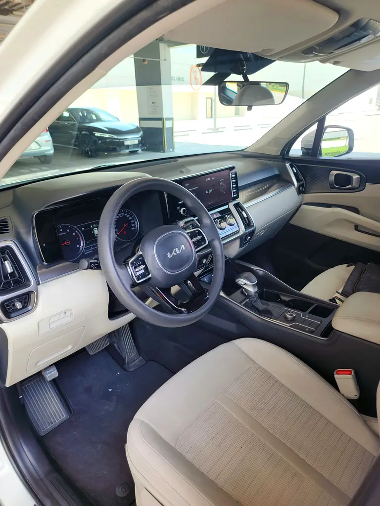 Kia Sorento 2023 GCC  2.5L  2FWD - Image 8