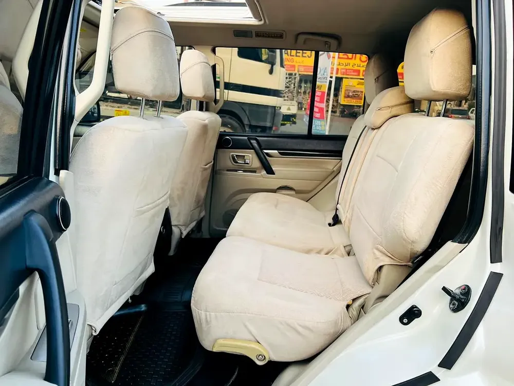 MITSUBISHI PAJERO FULL OPTION 2011 - Image 10