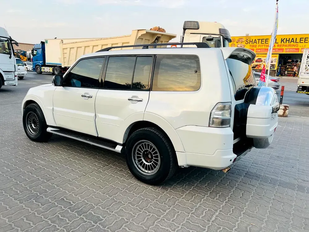 MITSUBISHI PAJERO FULL OPTION 2011 - Image 4