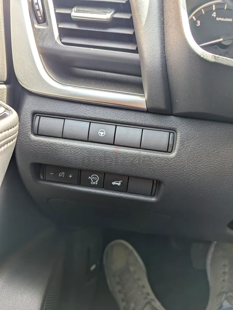 2025 Nissan Rogue SV AWD Pristine Condition - Image 6
