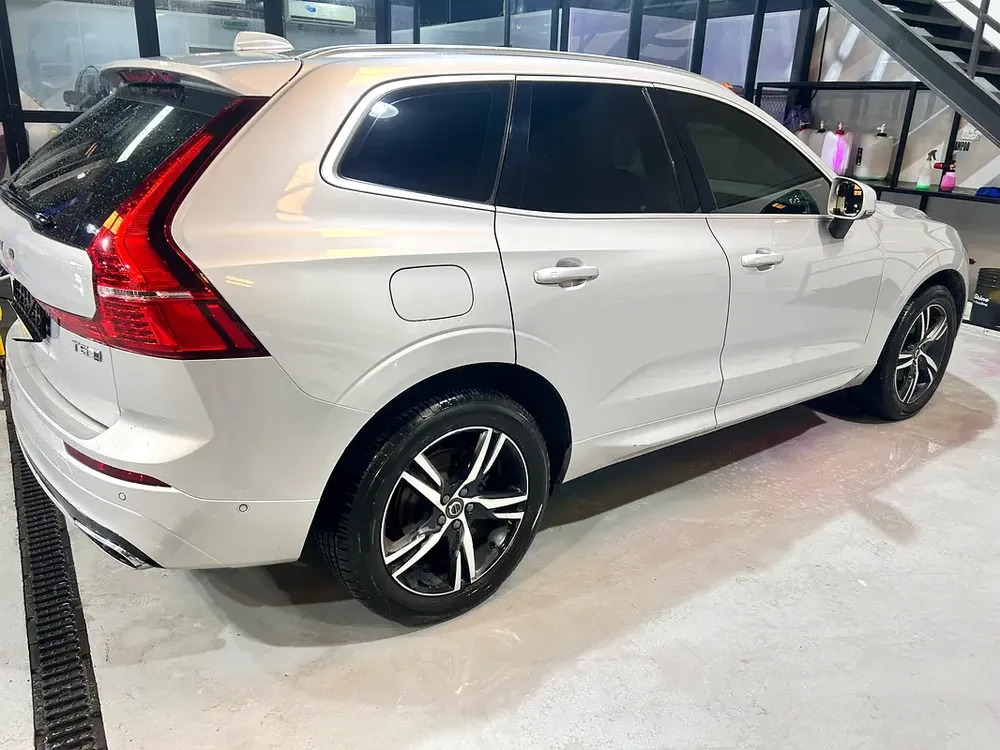 Stunning Volvo XC60 T5 R-Design 2018 | GCC Specs | Low Mileage - Image 11