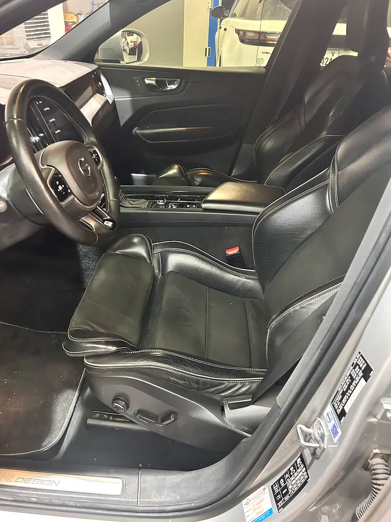 Stunning Volvo XC60 T5 R-Design 2018 | GCC Specs | Low Mileage - Image 5