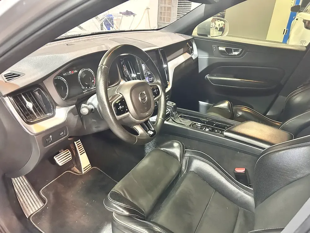 Stunning Volvo XC60 T5 R-Design 2018 | GCC Specs | Low Mileage - Image 6