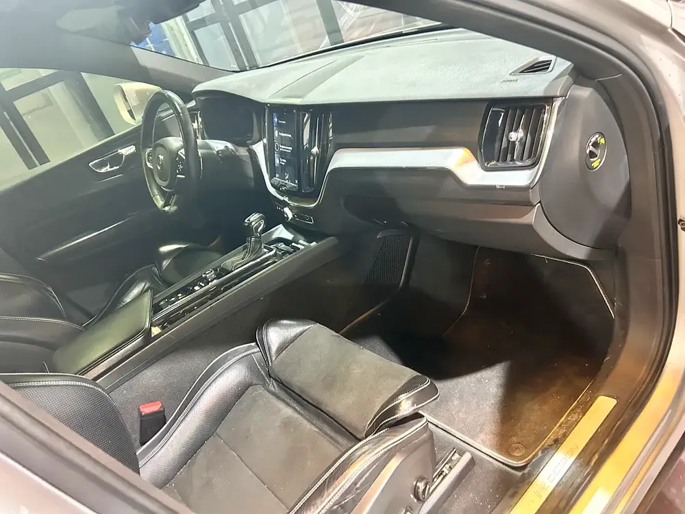 Stunning Volvo XC60 T5 R-Design 2018 | GCC Specs | Low Mileage - Image 8