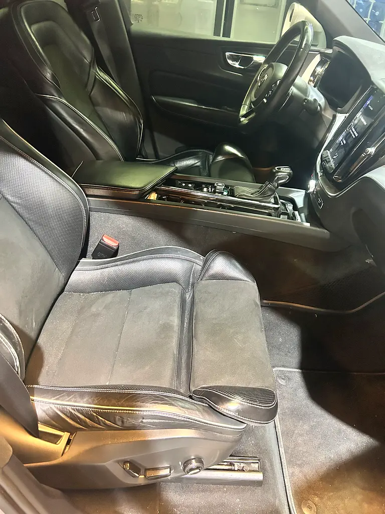 Stunning Volvo XC60 T5 R-Design 2018 | GCC Specs | Low Mileage - Image 9