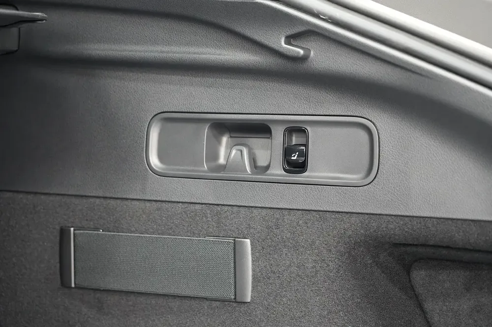 Mercedes-Benz GLC Coupe GLC 200 2026 - GCC Specs - Image 20