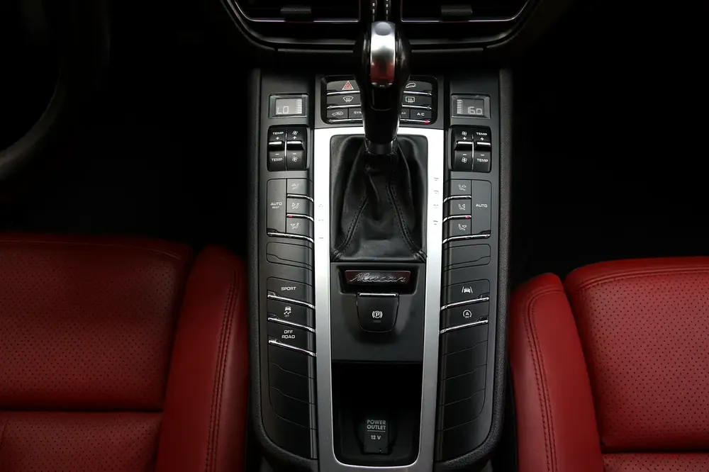 PORSCHE MACAN  2021 - GCC - FULLY LOADED - AMAZING CONDITION - Image 16