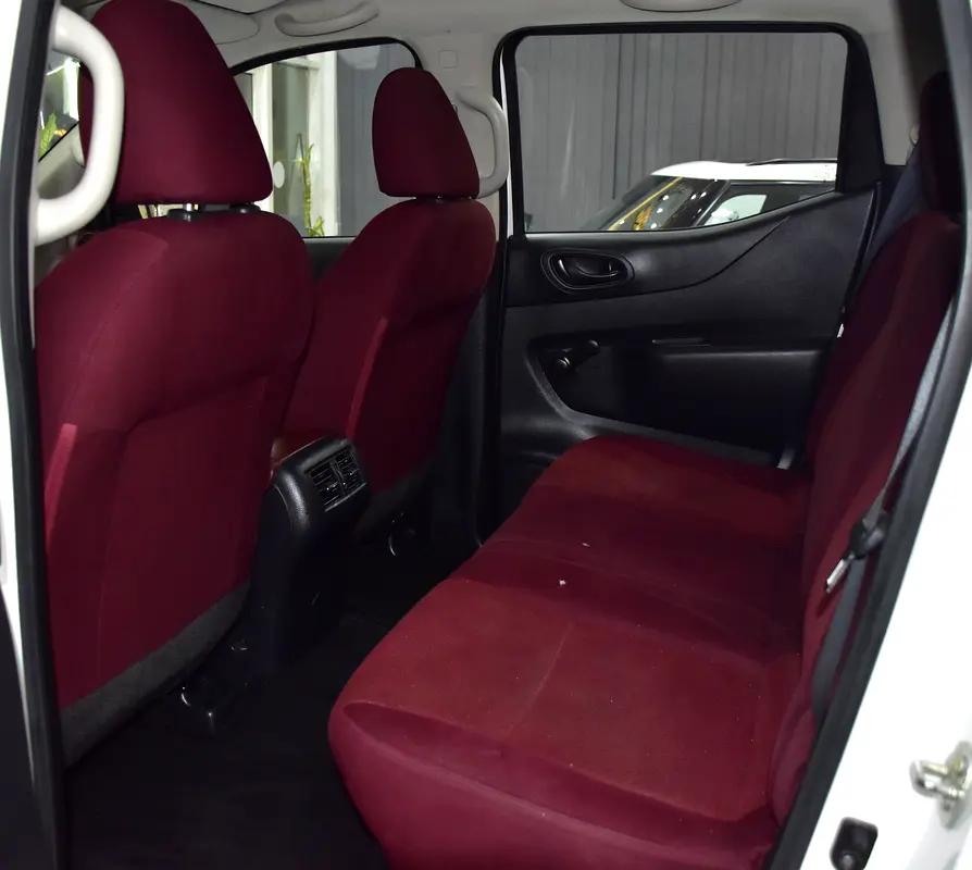EXCELLENT DEAL for our Nissan Navara SE ( 2020 Model ) in White Color GCC Specs - Image 14