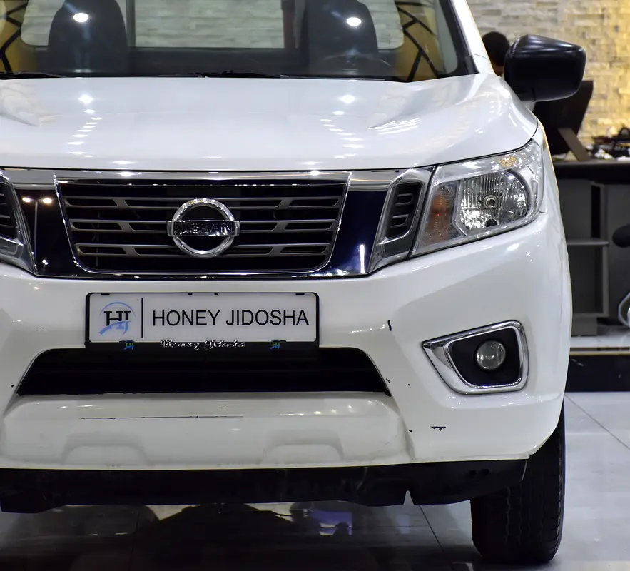 EXCELLENT DEAL for our Nissan Navara SE ( 2020 Model ) in White Color GCC Specs - Image 4
