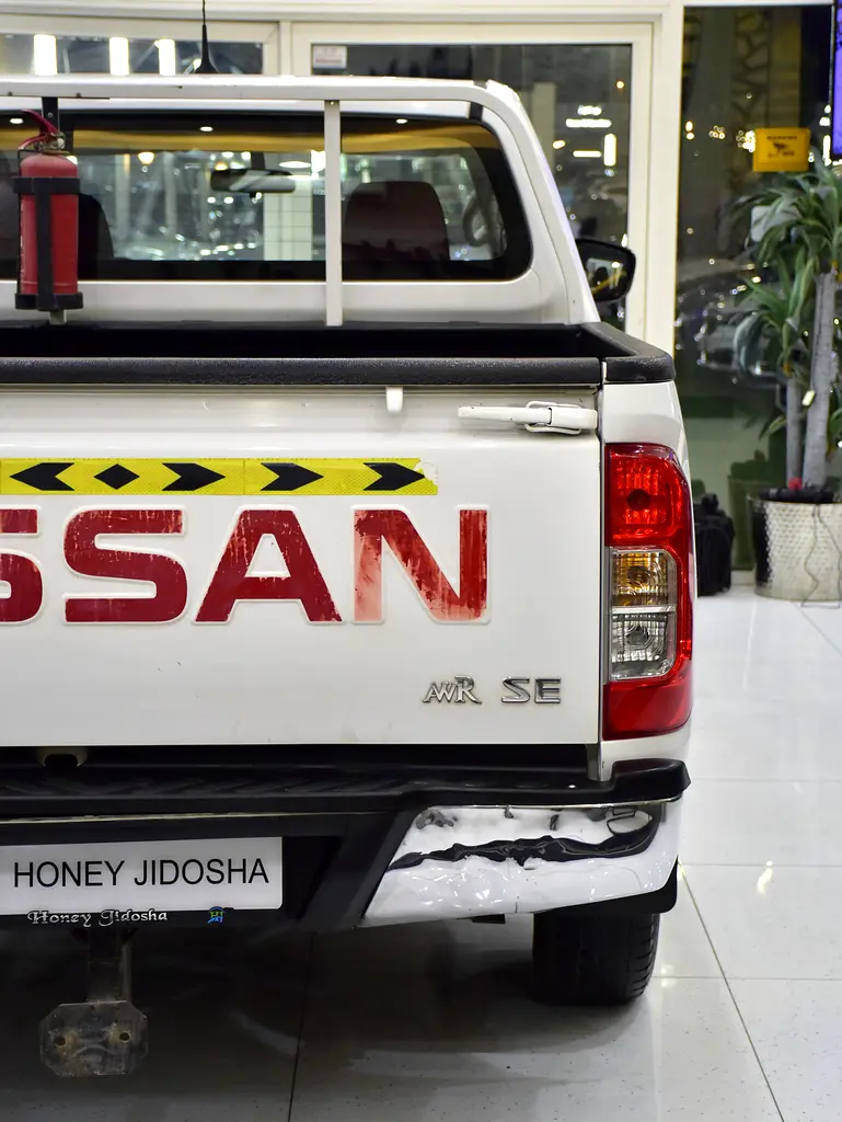 EXCELLENT DEAL for our Nissan Navara SE ( 2020 Model ) in White Color GCC Specs - Image 9