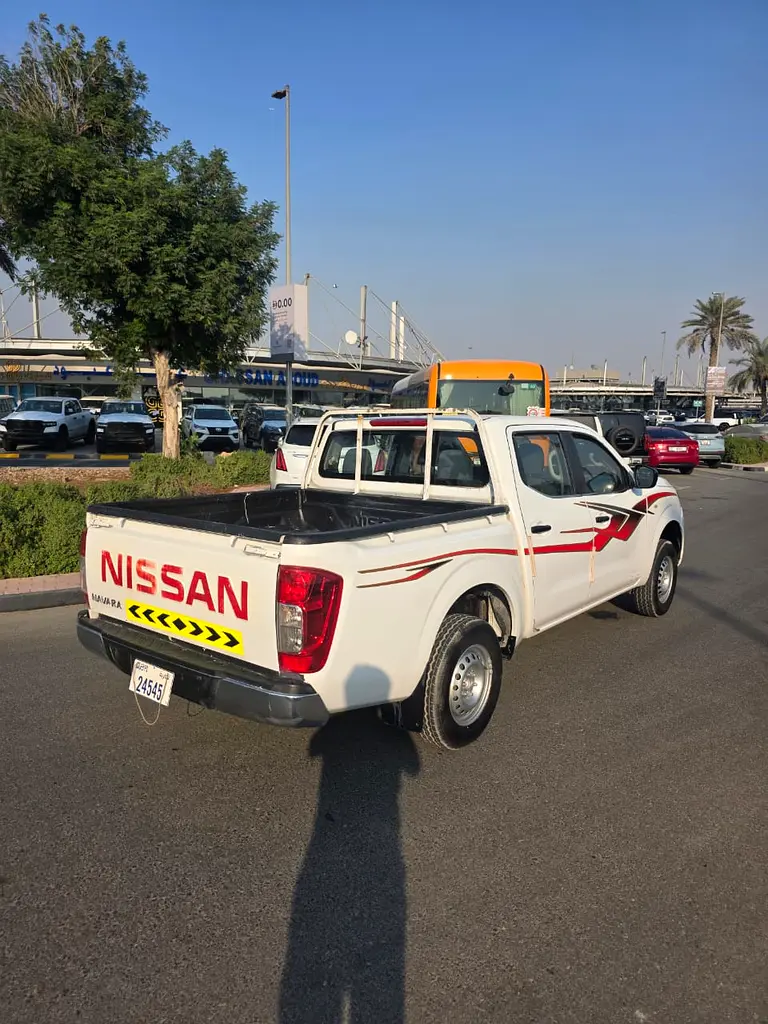 Nissan Navarra pickup double cabin 4x2 - Image 5