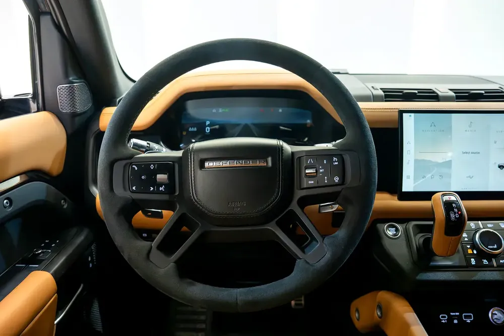 2022 | V8 EDITION P525 | LAND ROVER DEFENDER | GCC | AL TAYER | UNDER WARRANTY | PERFECT CONDITION - Image 10