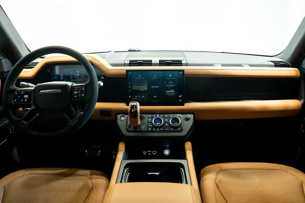 2022 | V8 EDITION P525 | LAND ROVER DEFENDER | GCC | AL TAYER | UNDER WARRANTY | PERFECT CONDITION - Image 11