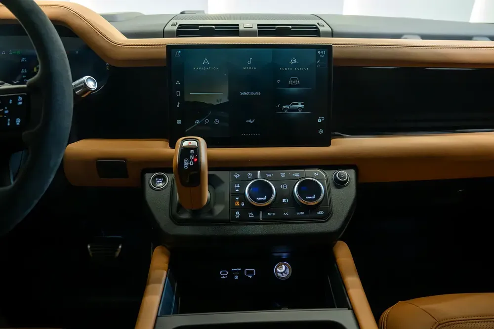2022 | V8 EDITION P525 | LAND ROVER DEFENDER | GCC | AL TAYER | UNDER WARRANTY | PERFECT CONDITION - Image 12