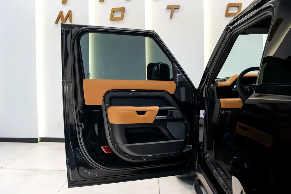 2022 | V8 EDITION P525 | LAND ROVER DEFENDER | GCC | AL TAYER | UNDER WARRANTY | PERFECT CONDITION - Image 9
