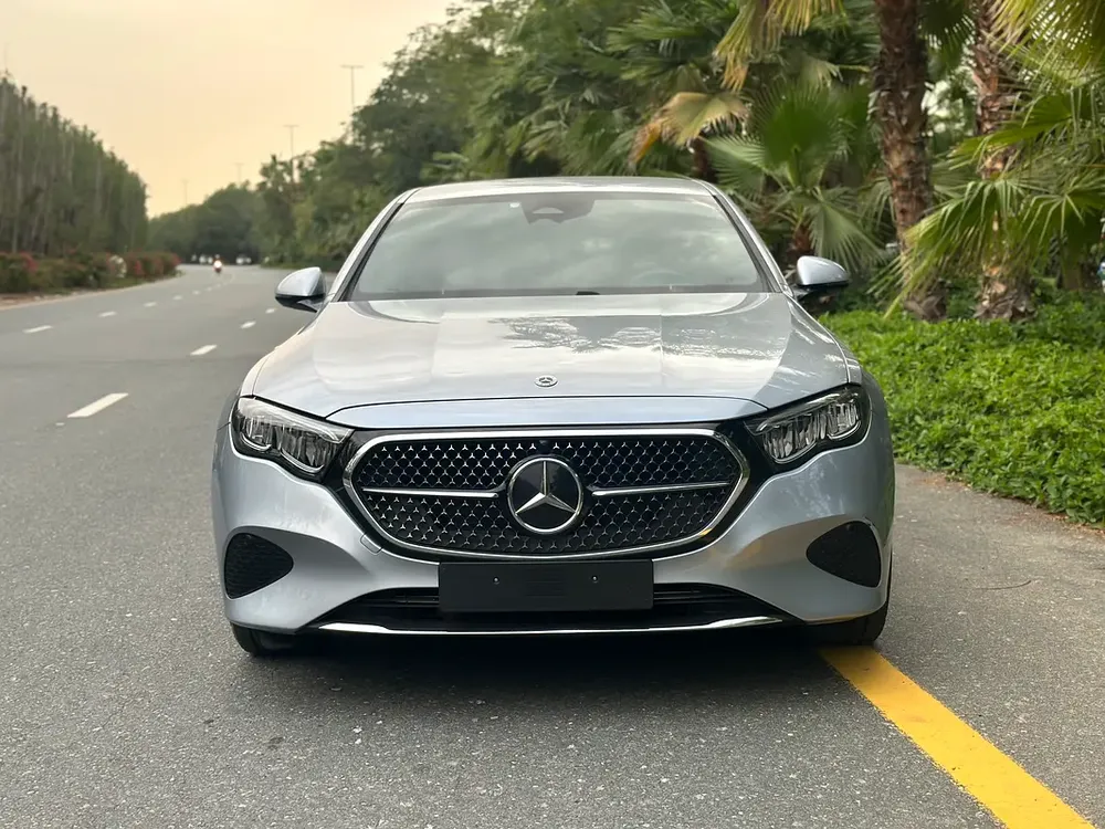 2024 Mercedes-Benz E300de | Plug-in Hybrid (Diesel + Electric) | 308 HP | Excellent Condition - Image 4