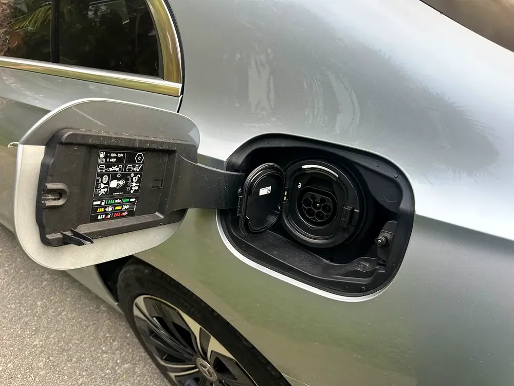 2024 Mercedes-Benz E300de | Plug-in Hybrid (Diesel + Electric) | 308 HP | Excellent Condition - Image 8
