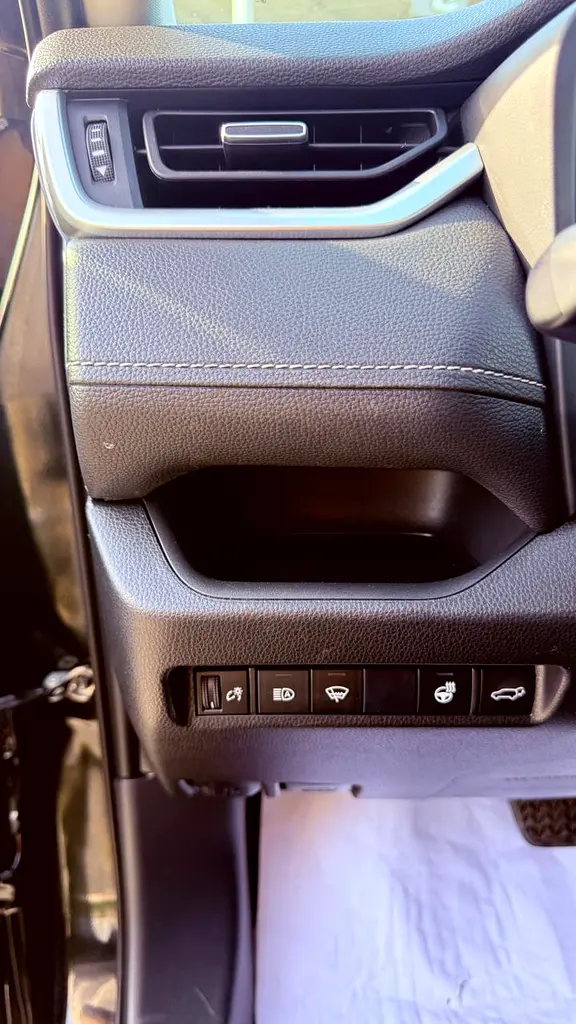 2020 Toyota RAV4 XLE Premium - American Specs - Excellent Condition - Image 19