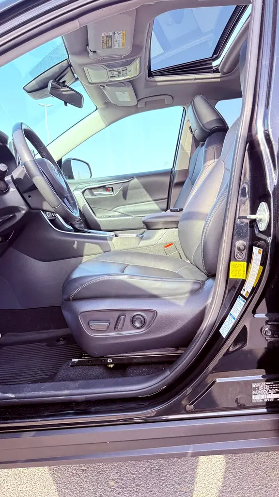 2020 Toyota RAV4 XLE Premium - American Specs - Excellent Condition - Image 8