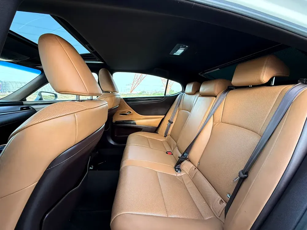 AED 2069/Month | LEXUS ES300h | Warranty | GCC Specs - Image 10