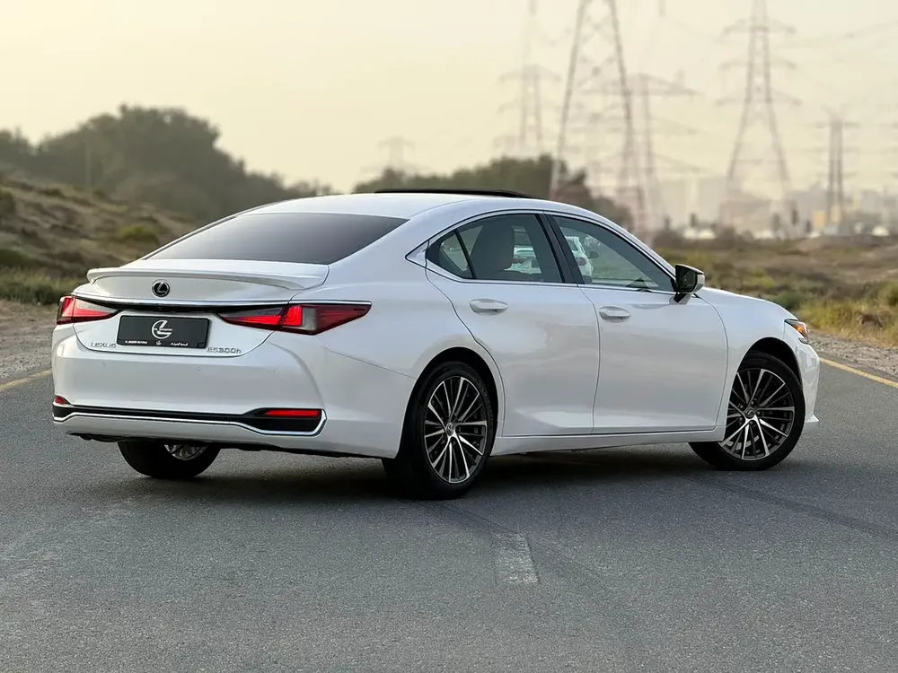 AED 2069/Month | LEXUS ES300h | Warranty | GCC Specs - Image 4