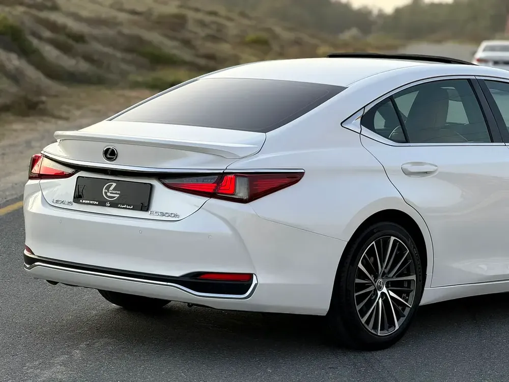 AED 2069/Month | LEXUS ES300h | Warranty | GCC Specs - Image 5
