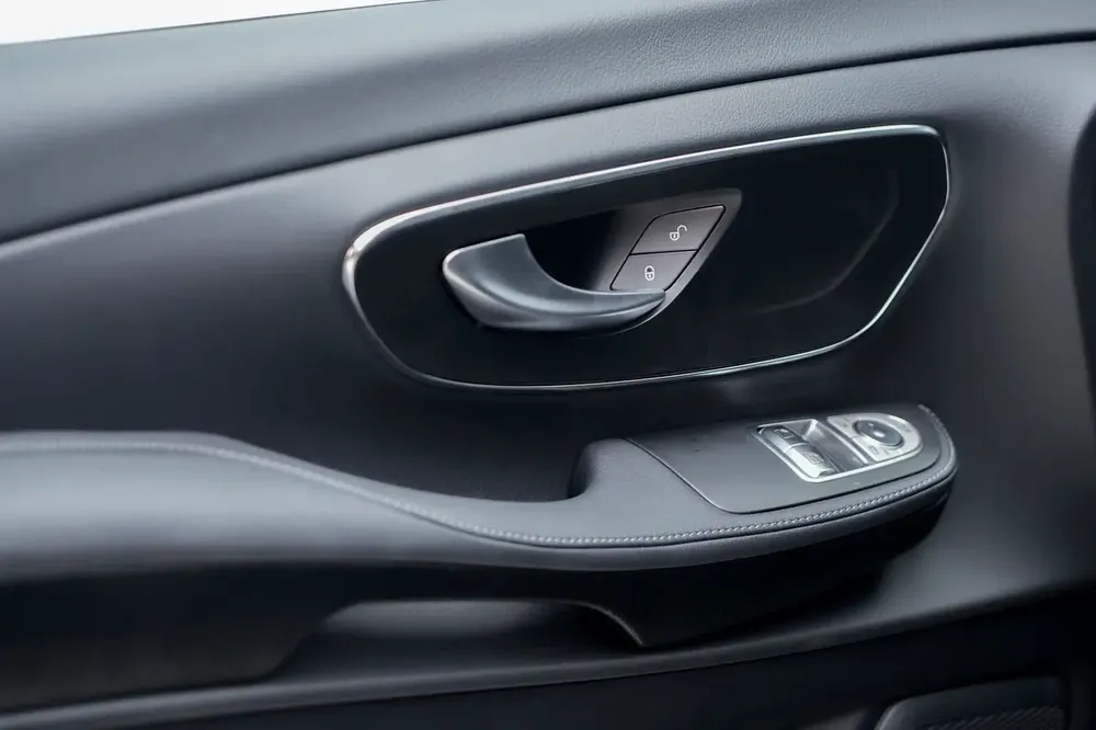 Mercede-Benz V 300 AVANTGARDE | 2026 GCC 0km | Agency Warranty | 360 View | 64 colors Ambeint Lights - Image 12