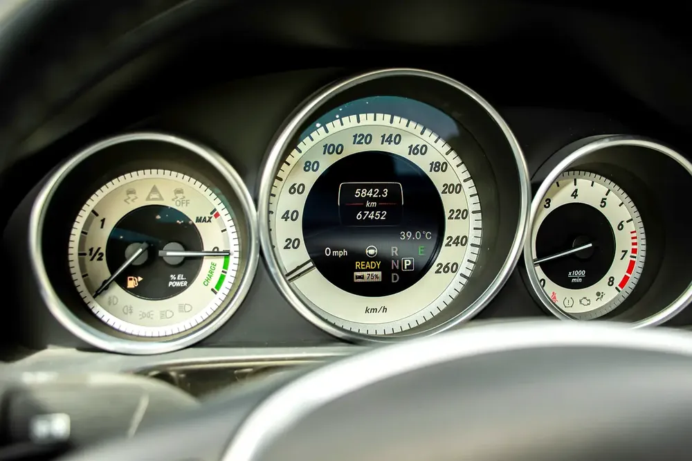 2013 - BENZ E400 HYBRID - JAPANESE SPECS - ONLY 67,000 KM - Image 9