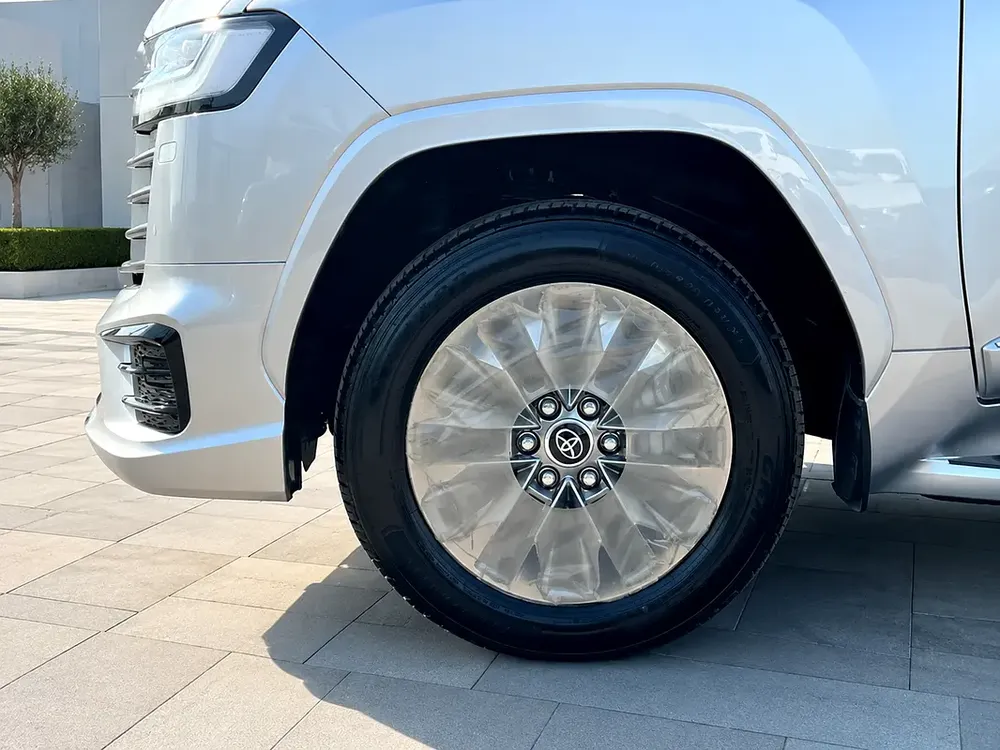 2025 Toyota Land Cruiser LC300 VXR | 3.5L Twin Turbo | Full Option | Export Ready - Image 10