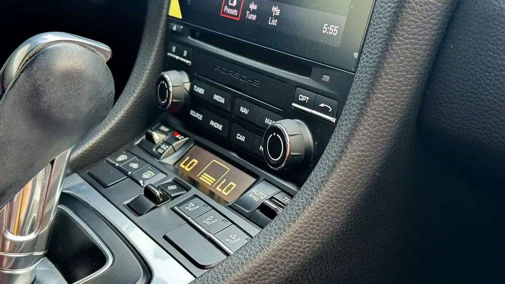 Porsche 718 Cayman 2023 GCC 2.0L Turbo 4 Cylinders Low Mileage Full Service History - Image 10