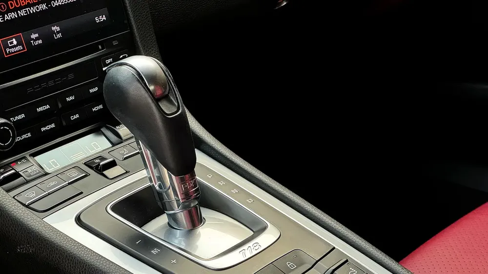 Porsche 718 Cayman 2023 GCC 2.0L Turbo 4 Cylinders Low Mileage Full Service History - Image 13