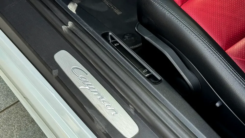 Porsche 718 Cayman 2023 GCC 2.0L Turbo 4 Cylinders Low Mileage Full Service History - Image 18