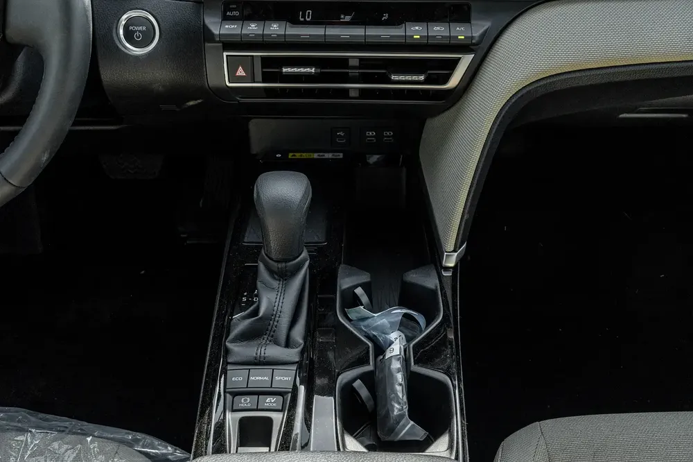 2026 Toyota Camry E-plus 2.5L Hybrid (Black-Beige) - Image 16