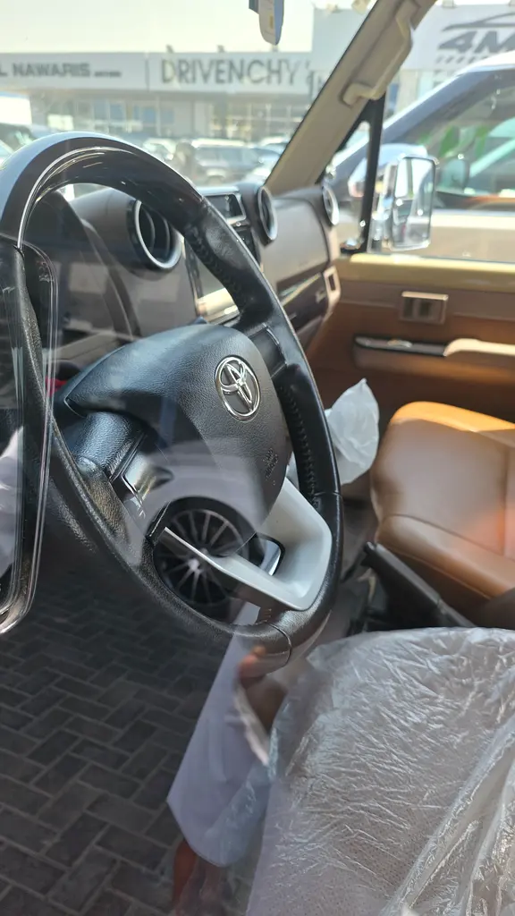 Toyota Land Cruiser 70 Series LC 79 LX 2022 - GCC Specs - Image 6