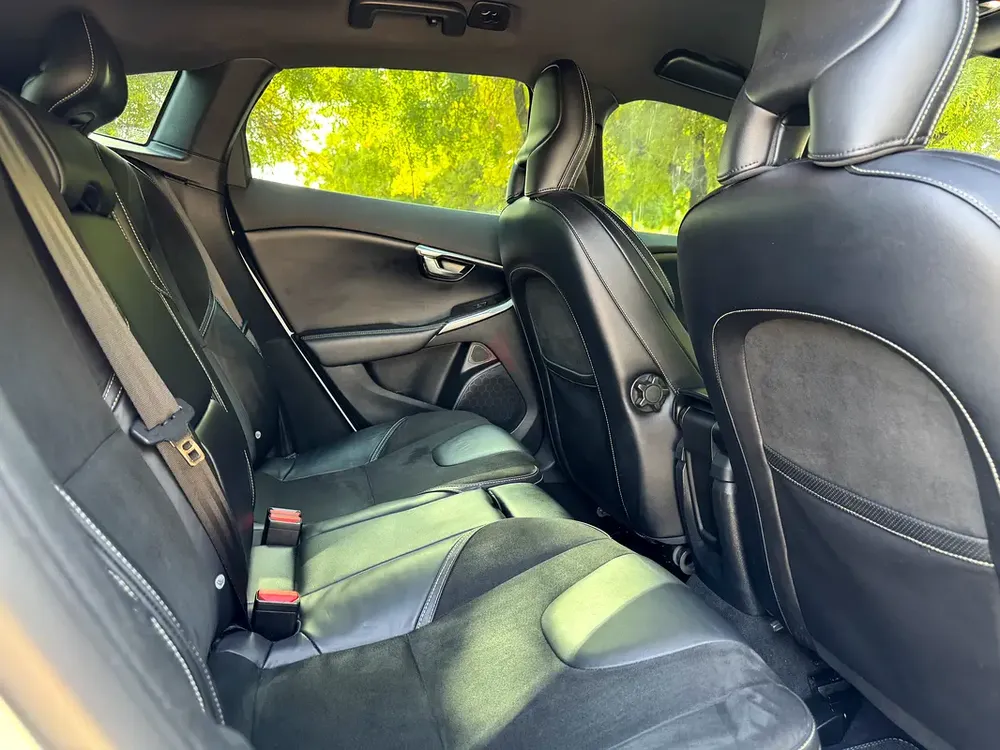 Volvo V60 R-Design 2018 GCC Specs - Full Service History - Image 10