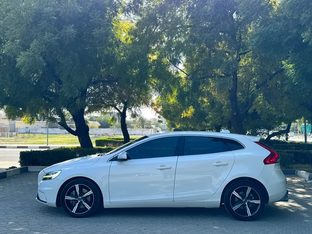Volvo V60 R-Design 2018 GCC Specs - Full Service History - Image 5