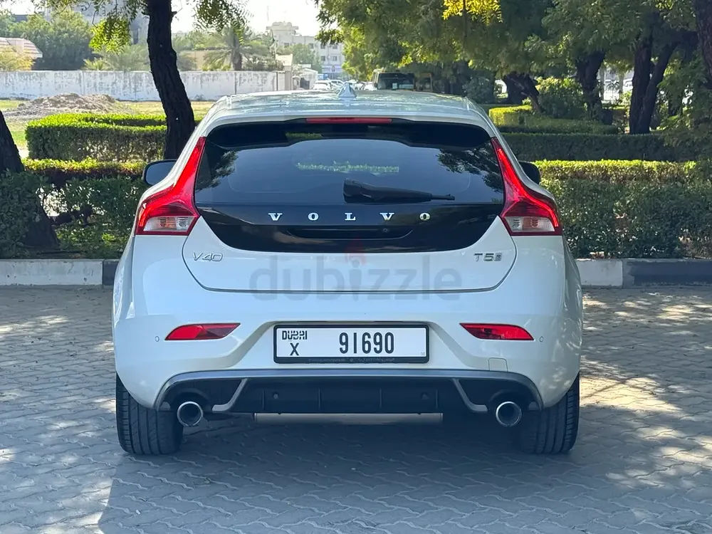 Volvo V60 R-Design 2018 GCC Specs - Full Service History - Image 6