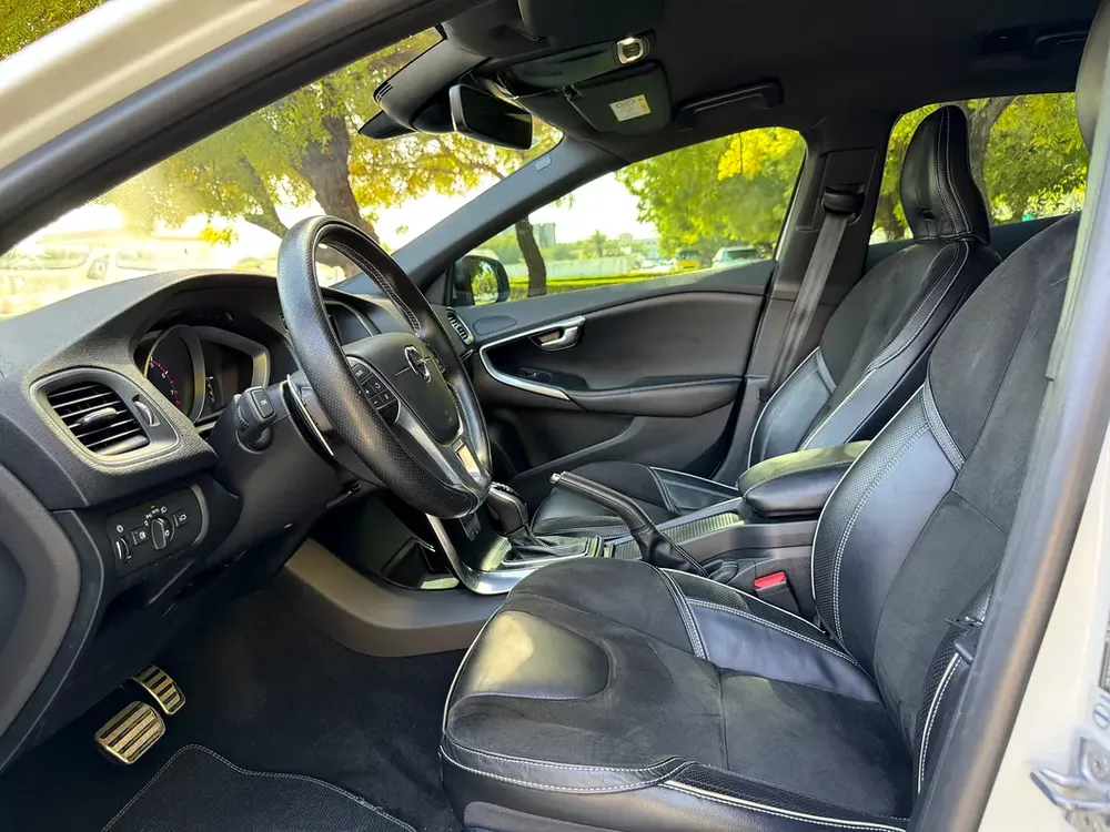 Volvo V60 R-Design 2018 GCC Specs - Full Service History - Image 7