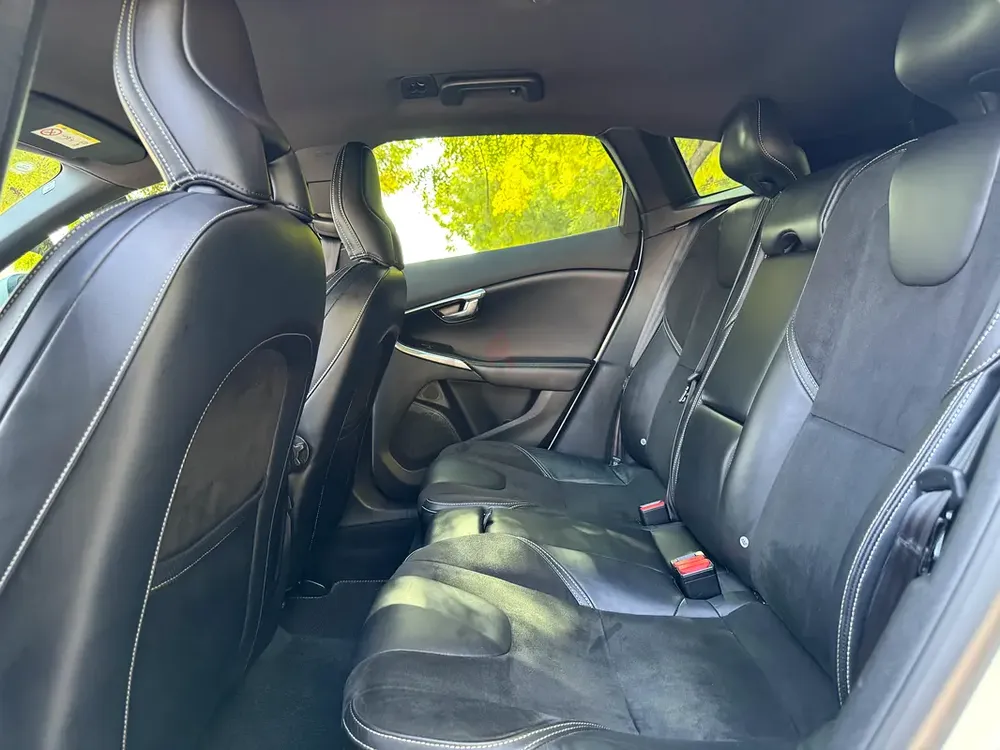Volvo V60 R-Design 2018 GCC Specs - Full Service History - Image 8