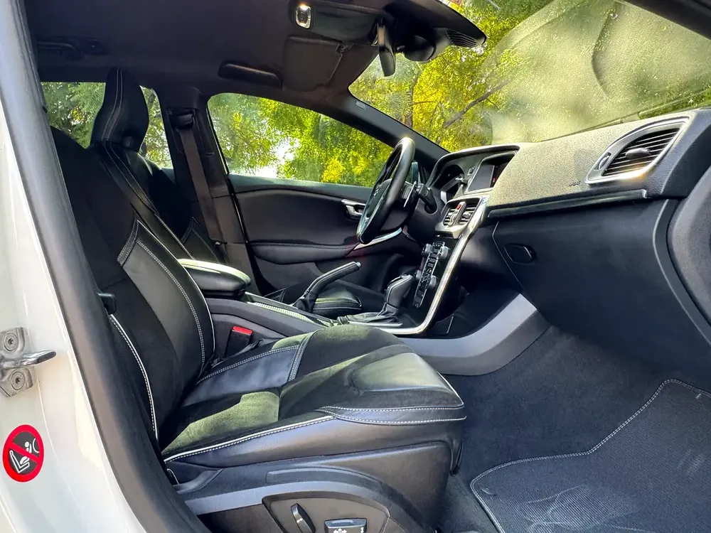 Volvo V60 R-Design 2018 GCC Specs - Full Service History - Image 9