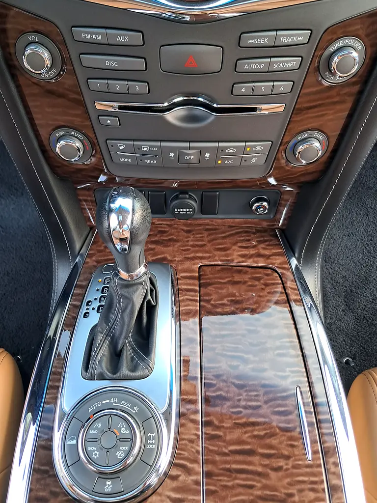 Nissan Patrol SE Platinum 2016 GCC Specs V8 Cylinder 5.6L Engine Family Used Car - Image 17