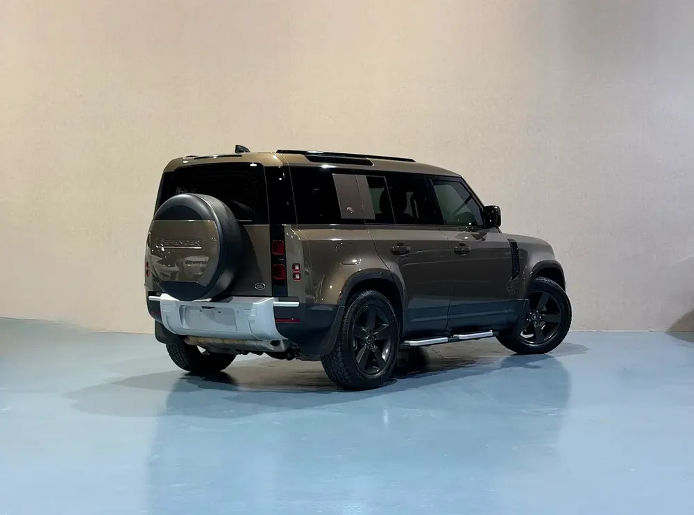 LAND ROVER DEFENDER P300 110-SE 2023 GCC FHS UNDER WARRANTY - Image 4