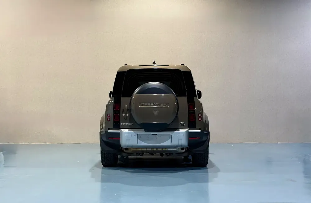 LAND ROVER DEFENDER P300 110-SE 2023 GCC FHS UNDER WARRANTY - Image 6