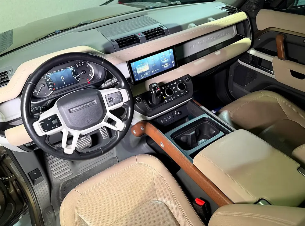 LAND ROVER DEFENDER P300 110-SE 2023 GCC FHS UNDER WARRANTY - Image 7