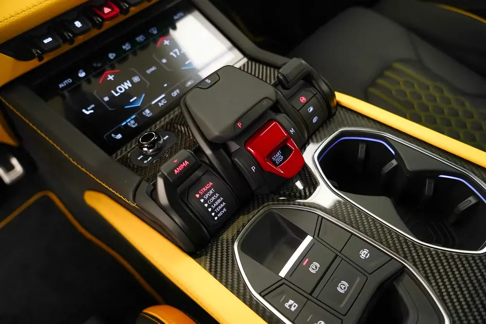 2025 LAMBORGHINI URUS SE - Image 10
