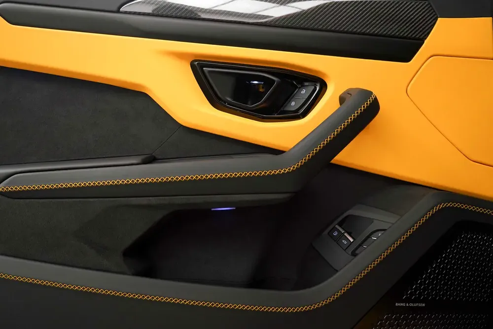 2025 LAMBORGHINI URUS SE - Image 15
